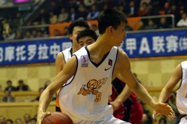 球員易建聯的個人資料(球星故事匯 Vol.8 亞洲身體素質天花板｜NBA選秀第六順位-易建聯)