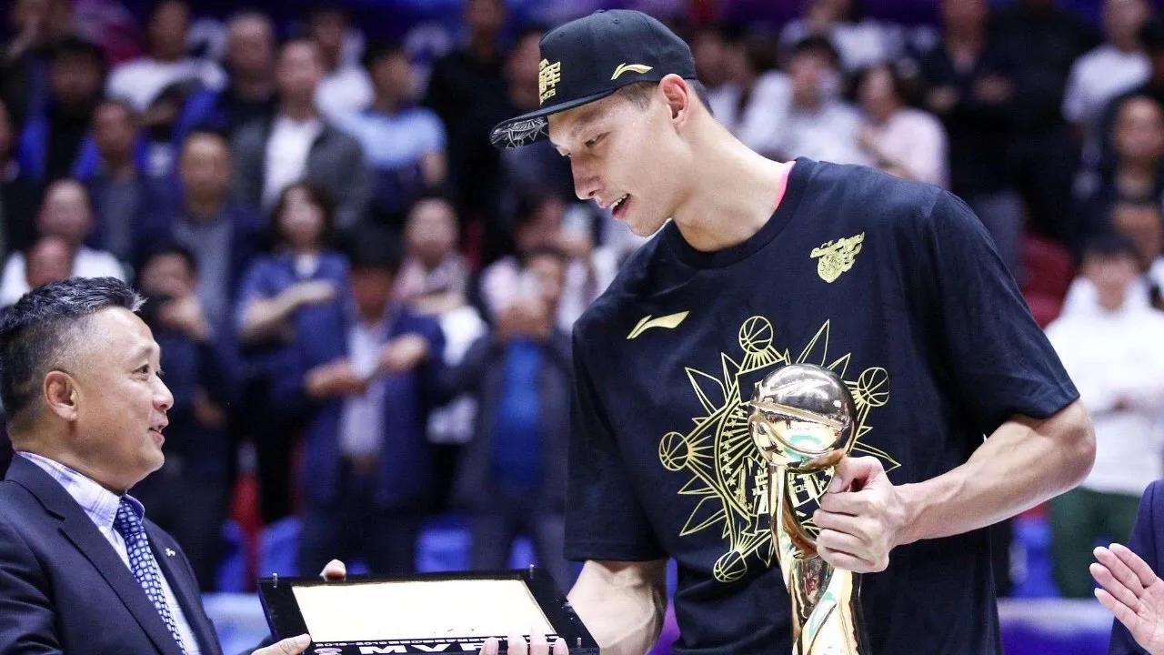 球員易建聯的個人資料(球星故事匯 Vol.8 亞洲身體素質天花板｜NBA選秀第六順位-易建聯)