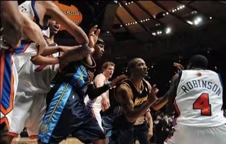 nba歷史上有哪些場面(籃球之神也斗毆 回顧NBA十大打架事件)