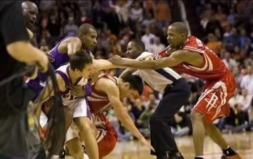 nba歷史上有哪些場面(籃球之神也斗毆 回顧NBA十大打架事件)